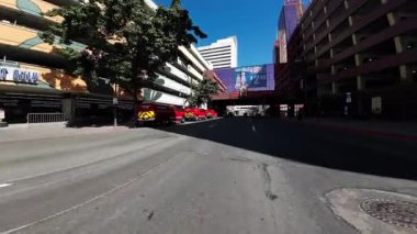 Reno Downtown 09 Front View 1. Cadde doğuya doğru University Way Driving Plates Nevada ABD Ultra Geniş