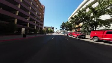 Reno Şehir Merkezi 09. Arka Manzara 1. Cadde, Üniversite Yolu Sürüş Plaka Bölümü Nevada ABD Ultra Geniş