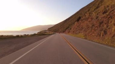 Big Sur Pasifik Sahil Otoyolu 5 Big Creek Köprüsü 'nden Cape San Martin 09 Arka Görüş Çok Kameralı Kaliforniya plakalı ABD