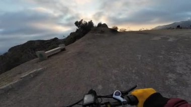 Griffith Park Bisiklet POV 'u Sunset 1 Los Angeles California' da Dirt Road 'un Çekimi