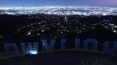 Hollywood, ABD - 3 Kasım 2024: Hollywood Tabelası ve Los Angeles Dusk Pan Kaliforniya ABD