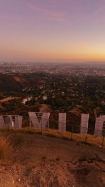 Hollywood, ABD - 3 Kasım 2024: Hollywood Tabela Dikey Panorama Çekimi Günbatımı Kaliforniya