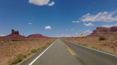 Monument Vadisi Yolu Hiperlapse Sürüşü 163 Güney yönünde 09. Arka Manzara Arizona Utah Güneybatı ABD