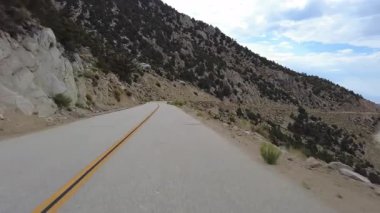 Sierra Nevada At Nalı Dağı Çayırı Yolu 17 Multicam Ön Görünümü Kaliforniya plakalı ABD