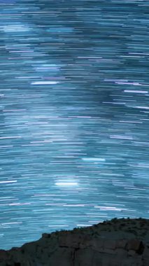 Güneydoğu Gökyüzü 'ndeki Perseid Meteor Yağmuru ve Samanyolu Galaksisi' nin Dikey Yıldız İzleri Kanyon Astrofotografı Zaman Hızı