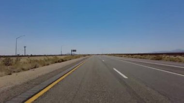 395 Sahne Byway Güney 5 Kızıl Kaya Kanyonu Mojave 11 Ön Manzara Çok Kameralı Araç Plakası Sierra Nevada California Dağı