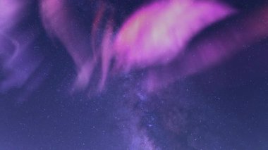 Büyüleyici Gece Manzaraları Samanyolu ve Aurora Döngüsü