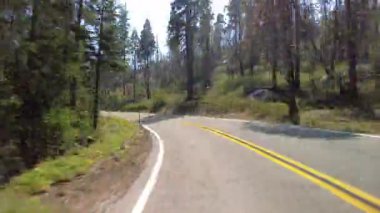 Kings Canyon Yolu 'nun Yüksek Süratli Sürüşü Doğu Bölümü 03. Arka Görüş ABD