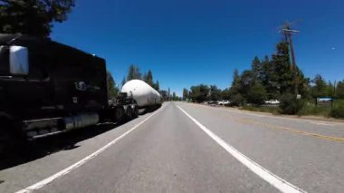 Shasta Dağı 'ndan Lassen Otoyolu 89 Güney Yolu 04 Arka Manzara Sürücü Plakası Kaliforniya