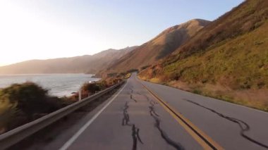 Big Sur Pasifik Sahil Otoyolu 5 Big Creek Köprüsü 'nden Cape San Martin' e. Arka Manzara. Kaliforniya plakalı çoklu kamera.