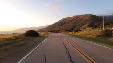 Big Sur Pasifik Sahil Otoyolu 5 Big Creek Köprüsü 'nden Cape San Martin 13' e. Arka Görüş Çok Kameralı Kaliforniya plakalı ABD