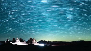 Samanyolu Galaksisi 'nin Yıldız Yolları Trona Tepeleri üzerinde 50 mm Güneydoğu Astrofotografı Gece Gökyüzü Hızı ABD' de