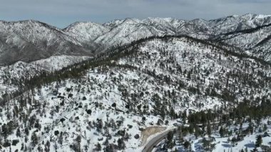 San Gabriel Dağları 'nı kaplayan Karlı Hava Çekimi California' ya doğru ilerliyor.