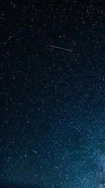 Dikey Samanyolu Galaksisi Güney Gökyüzü ve Yoğun Hava Trafik Hızı Astrofotoğrafçılığı