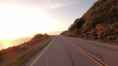 Big Sur Pasifik Sahil Otoyolu Güney 5 Big Creek Köprüsü 'nden San Martin Burnu 15. Arka Görüş Çok Kameralı Kaliforniya plakalı ABD