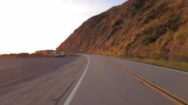 Big Sur Pasifik Sahil Otoyolu 5 Big Creek Köprüsü 'nden Cape San Martin 16. Arka Görüş Çok Kameralı Kaliforniya plakalı ABD