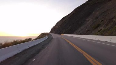 Big Sur Pasifik Sahil Otobanı Güney 6 Cape San Martin 'den Ragged Point 01 Arka Görüş çok kameralı Kaliforniya plakalı ABD