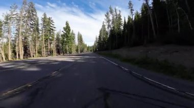 Krater Gölü Ulusal Parkı Mazama Köyü Doğu Girişi 01 Ön Görünüm Sürücü Plakası Oregon