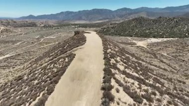 Orta Duvar 'ın Aç Vadi Havadan Çekimi. Yoldan Çıkma Tepesi Kaliforniya' ya doğru ilerliyor.