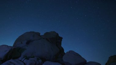 Joshua Tree Ulusal Parkı Yıldızlı Gökyüzü 24 mm Güneydoğu Gök Astrofotografı hızlandırılmış Kaliforniya ABD