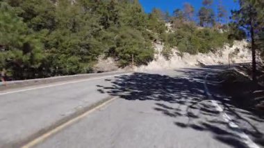 Angeles Crest Otoyolu Yaz mevsimi 3 Chilao Kampı 12. Waterman Dağı Önü Bulut Patlaması Zirvesi Sürücü Plakası