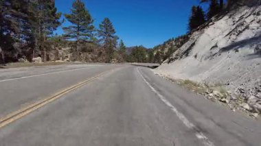 Angeles Crest Otoyolu Yaz mevsimi 3 Chilao Kampı 13. Waterman Dağı Önü Kayak Plaka Sürücüsü Angeles Ulusal Ormanı ABD