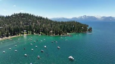 Tahoe Gölü 'nün üzerinde teknelerin görüntüsü Nevada ABD' de yana yatar.