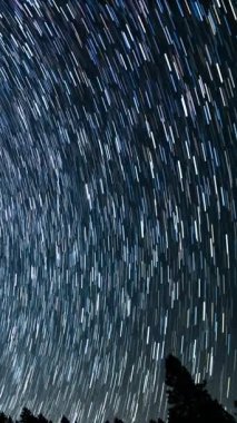 Kuzey Gökyüzünde Samanyolu Galaksisi Yıldız İzlerinin Dikey Çekimi Kaliforniya 'da Yıldızları İzleyen Astrofotoğrafçılık\ Zaman Hatası