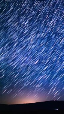 Kaliforniya 'da Samanyolu Galaksisi' nin Dikey Çekimi Trona Zirveleri Üzerinde Gece Gökyüzü Hızı ABD 'de