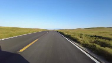 Carrizo Ovası Otoyolu 58 Doğu Grassy Tepeleri Gün batımı 05 Ön Görünüm Kaliforniya plakalı ABD