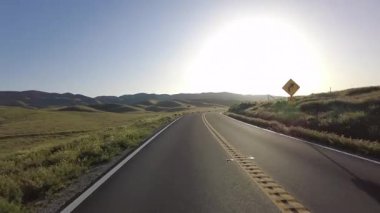 Carrizo Ovası Otoyolu 58 Doğu Grassy Tepeleri Günbatımı 07 Arka Görünüm Kaliforniya plakalı ABD
