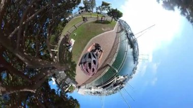 Bisikletli Marina Del Rey Burton Chace Park Ön Manzara 02 California ABD