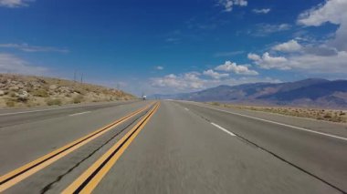 395 Manzara Byway Northbound 4 Owens Gölü Yalnız Çam 10 Ön Manzara Çok Kameralı Araç Plakası Sierra Nevada California Dağı