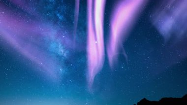 Aurora Mor ve Samanyolu Galaksisi Kanyonu 35 mm Güneybatı Eğimi