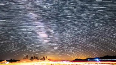 Güney Gökteki Samanyolu Galaksisinin Yıldız Yolları 14 mm 'lik Mojave Çölünde Gündoğumunda Kaliforniya' da Astrofotoğrafçılık Hızı