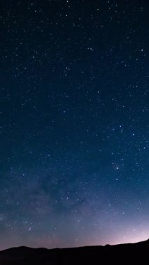 Dikey Samanyolu Galaksisi Güneydoğu Gökyüzü Kızıl Kaya Kanyonu 'nun üstünde Kaliforniya Zaman Hızı Astrofotografı