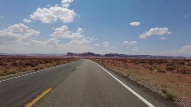 Anıt Vadisi Yolu 'nun Yüksek Süratli Sürüşü 163 Güney yönünde 11 Ön Manzara Arizona Utah Güneybatı ABD