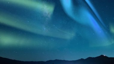 Gece Gökyüzü Büyüsü Aurora ve Samanyolu Galaksisi Dağların Üzerinde Zaman Hızı