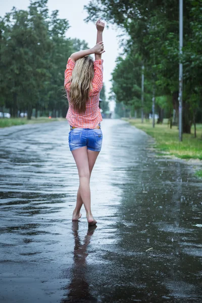 Joven hermosa rubia caucásica chica en pantalones cortos y camisa caminando — Foto de Stock