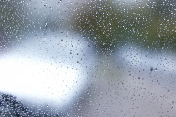 Umido da pioggia il vetro trasparente con gocce d'acqua e cuori tirati — Foto Stock