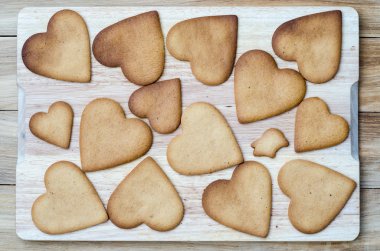 gingerbread kalpleri bir ahşap tahta üzerinde