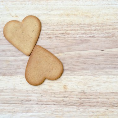 Ahşap oyun tahtası iki gingerbread kalp