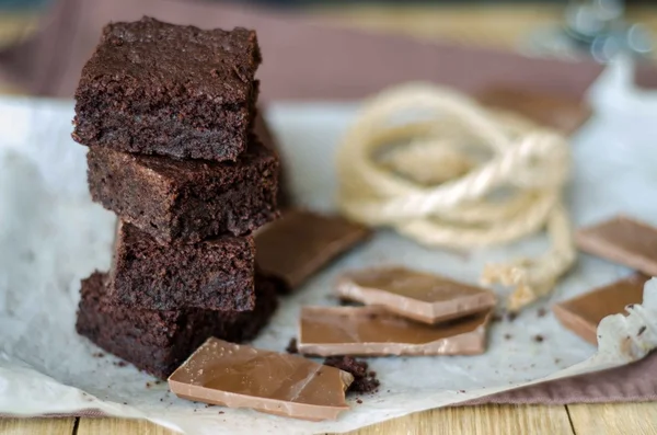 Tower of brownie pieces and broken chocolate — Stock Photo, Image