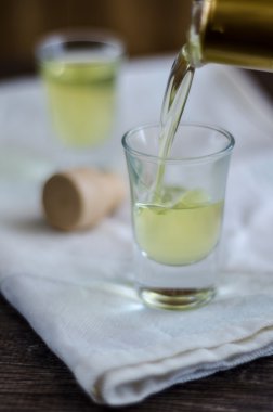 Limoncello likör bir cam içine dökülür