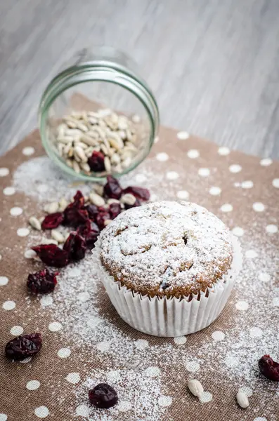 Muffin di banana con semi di girasole e mirtilli rossi secchi su un tovagliolo con pois — Foto Stock