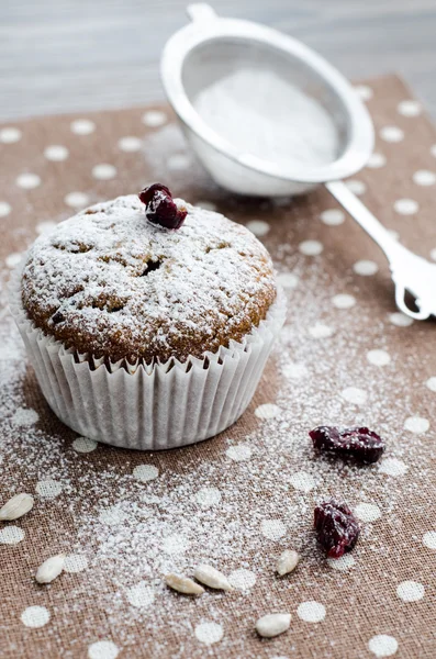 Muffin di banana con semi di girasole e mirtilli rossi secchi su un tovagliolo con pois — Foto Stock