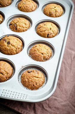 muffins pişirme çanağı içinde kurutulmuş cranberries ile