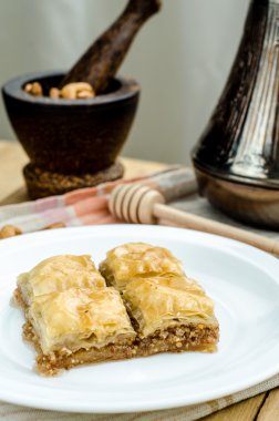 Baklava kare adet beyaz bir plaka üzerinde