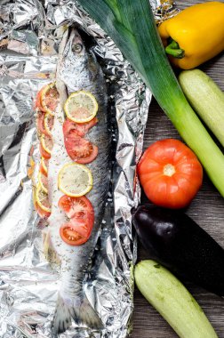 Somon limon ve domates pişirmeye hazır