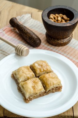 Baklava kare adet beyaz bir plaka üzerinde